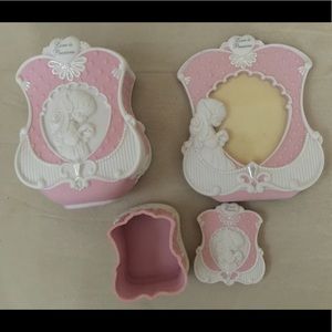 Set Precious Moments ) Girl with Pearl